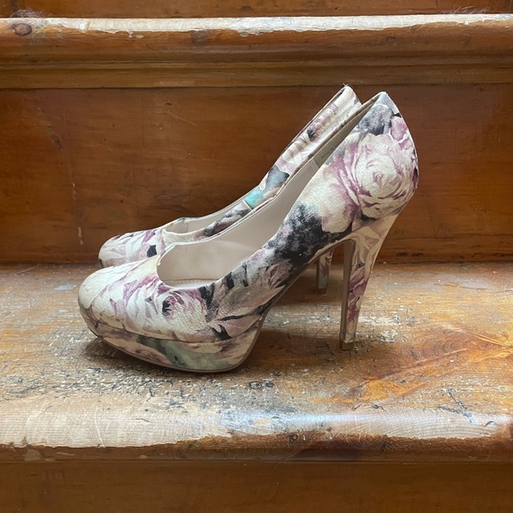 Floral pumps from Le Château - Picture 5 of 5